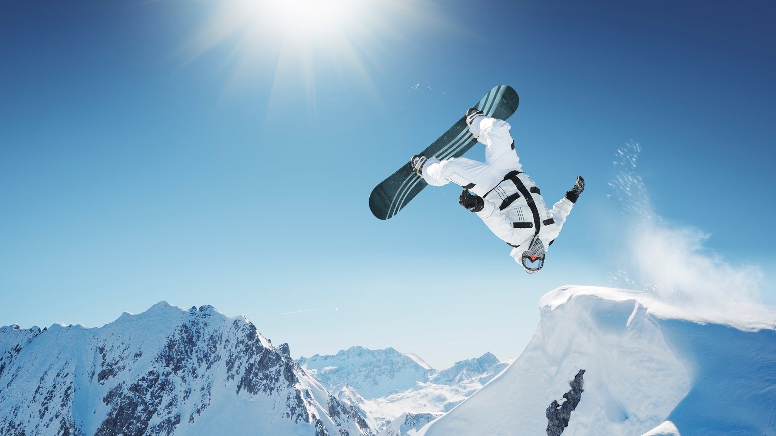 “快艇冲浪:东三叉湖赛场极速角逐,掀起水上运动的新浪潮”